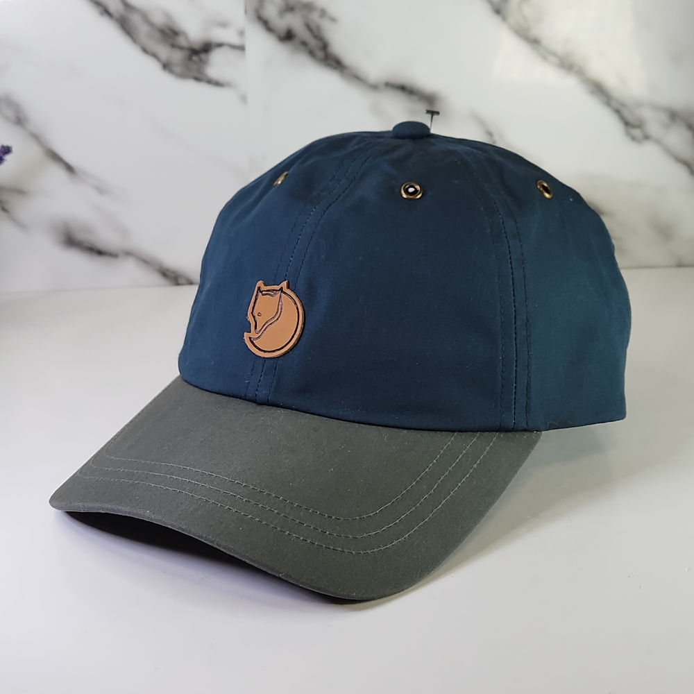 Fjällräven Cap. Lightweight Two-Tone Cap Navy/Gray. Adjustable